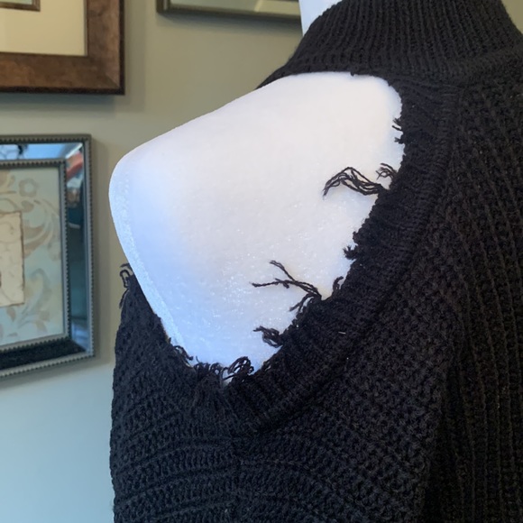 Black distressed sweater medium - Picture 3 of 3